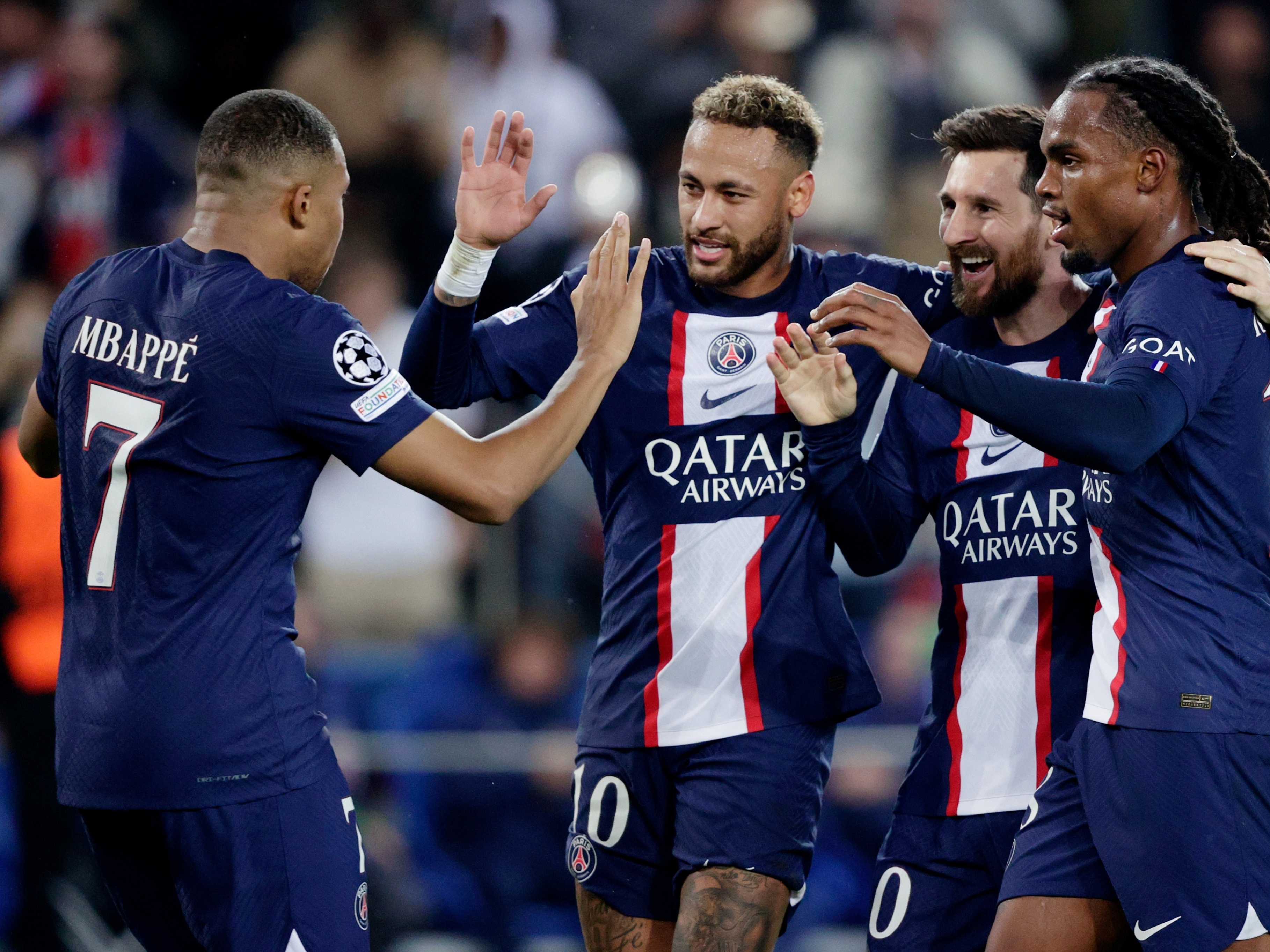 Neymar supera Messi e Mbappé e se torna 3º jogador mais bem pago