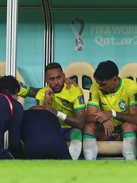 Neymar chora no banco de reservas depois de sentir o tornozelo em Brasil x Sérvia pela Copa do Mundo - Chris Brunskill/Fantasista/Getty Images