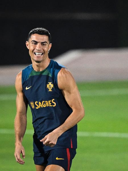 Cristiano Ronaldo treina com os reservas de Portugal antes das quartas da Copa do Qatar - PATRICIA DE MELO MOREIRA / AFP