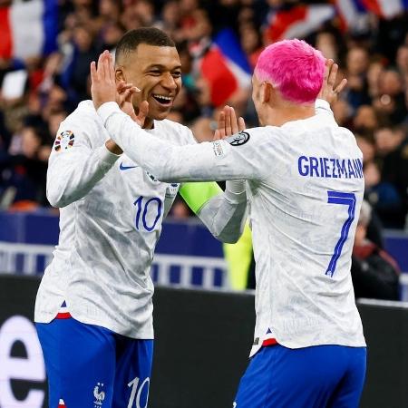 Mbappé e Griezmann comemoram após primeiro gol da França sobre a Holanda, pelas Eliminatórias da Euro 2024 - Marcel ter Bals/Getty