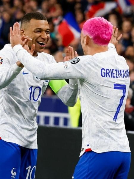 Mbappé e Griezmann comemoram após primeiro gol da França sobre a Holanda, pelas Eliminatórias da Euro 2024