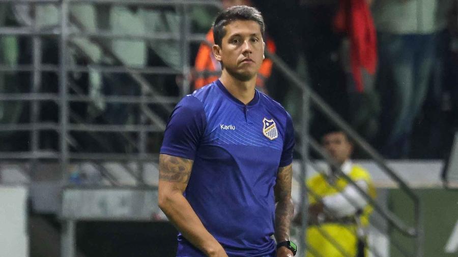 Thiago Carpini, que colocou Abel Ferreira no bolso, cabe no seu time?