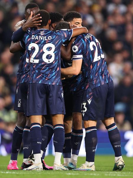 Danilo comemorando gol de Mangala junto com seus companheiros - Robbie Jay Barratt - AMA/Getty Images