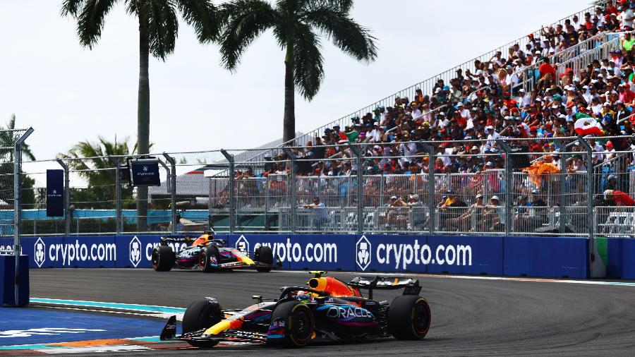 Sergio Pérez à frente de Max Verstappen antes de seu primeiro pit no GP de Miami - Mark Thompson/Getty Images