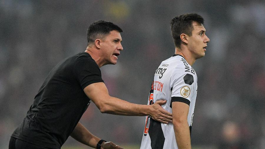 Maurício Barbieri durante Vasco 1 x 4 Flamengo: goleada no primeiro tempo e zona do rebaixamento -  Thiago Ribeiro/AGIF