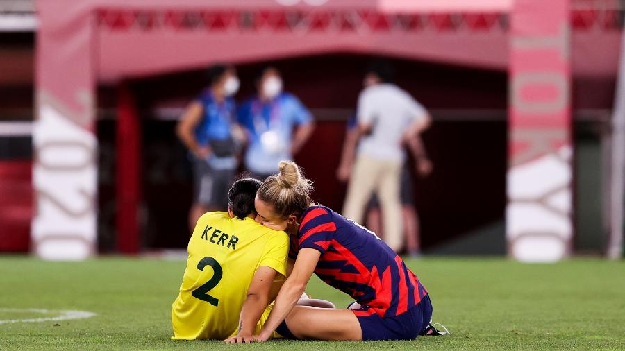 Kristie Mewis, dos EUA, consola Sam Kerr, da Austrália, após partida do futebol feminino nas Olimpíadas