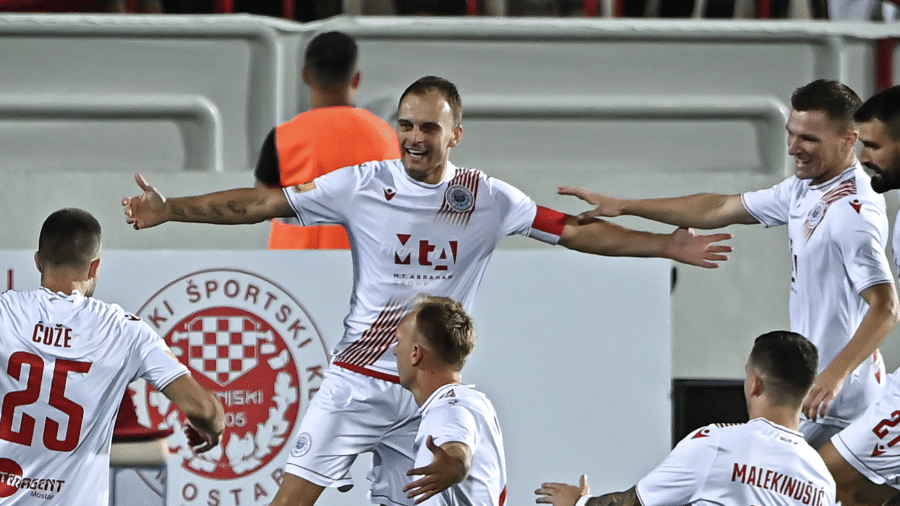 Jogadores do Zrinjski Mostar comemoram na vitória por 6 a 2 sobre o Breidablik