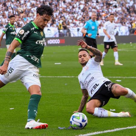 Gustavo Gómez em ação durante Corinthians x Palmeiras, jogo do Campeonato Brasileiro