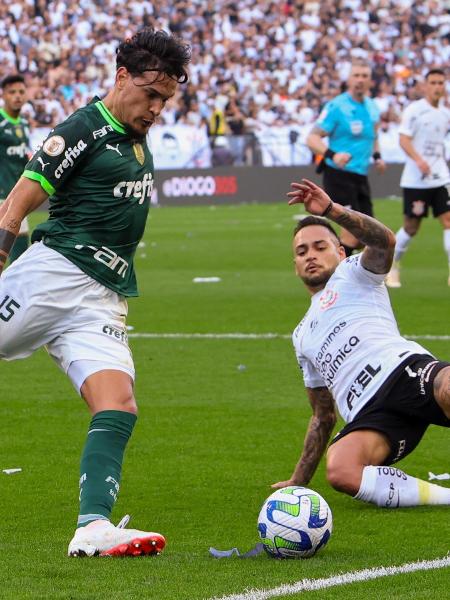 Gustavo Gómez em ação durante Corinthians x Palmeiras, jogo do Campeonato Brasileiro