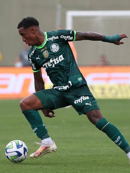 Kevin, do Palmeiras, em ação durante jogo contra o Santos, pelo Campeonato Brasileiro