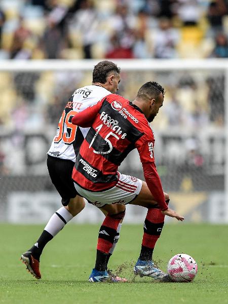 Vegetti, do Vasco, e Fabrício Bruno, do Flamengo, disputam bola no clássico