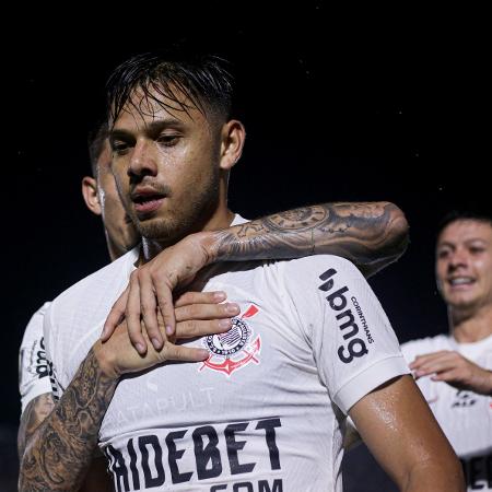 Romero, do Corinthians, comemora após marcar duas vezes contra o Botafogo-SP, no Paulistão