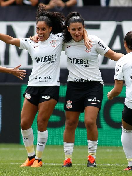 Duda Sampaio celebra com colegas do Corinthians após marcar gol na Supercopa feminina