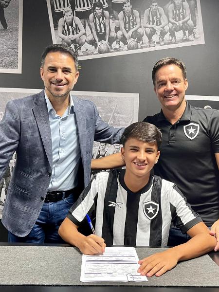 Martin Caetano, filho de Rodrigo Caetano, assina contrato com o Botafogo