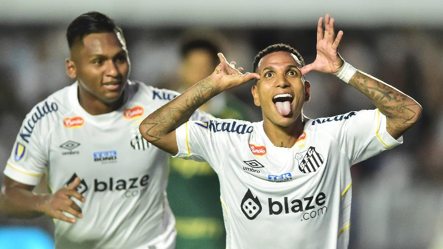 Otero, do Santos, comemora seu gol contra o Palmeiras, na final do Paulistão