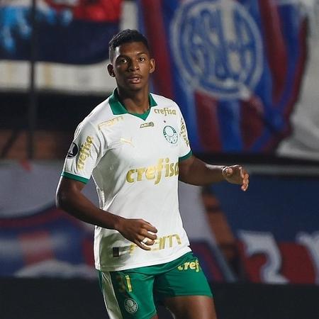 Luis Guilherme em ação pelo Palmeiras contra o San Lorenzo