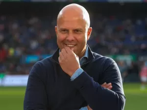 Holandês Arne Slot confirma que vai substituir Klopp como técnico do Liverpool
