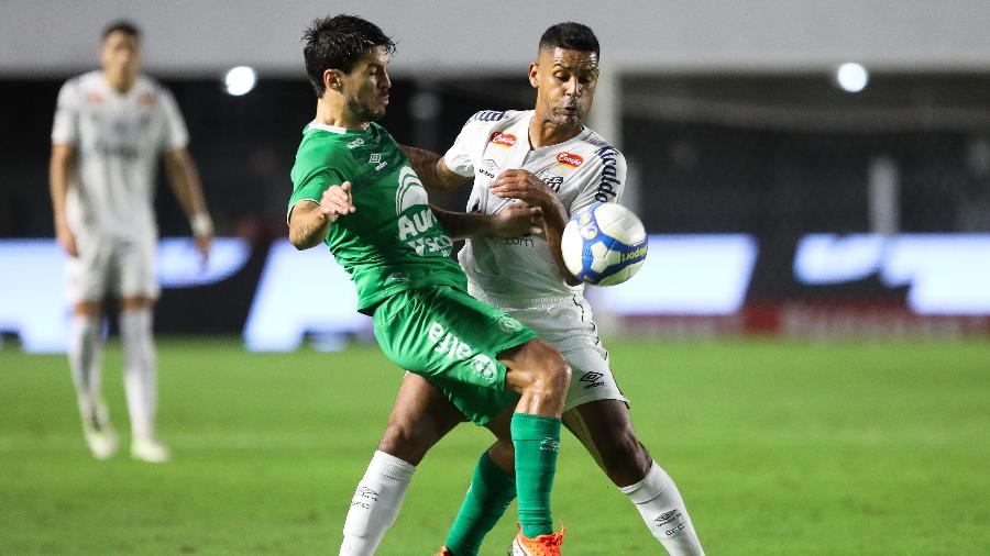 Aderlan disputa a bola com Marcinho durante jogo entre Santos e Chapecoense, pela Série B