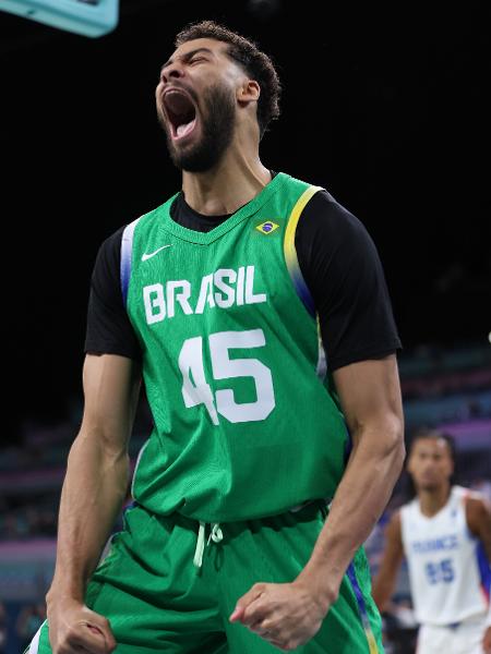 João Cardoso comemora durante Brasil x França, pelo basquete masculino dos Jogos Olímpicos de Paris