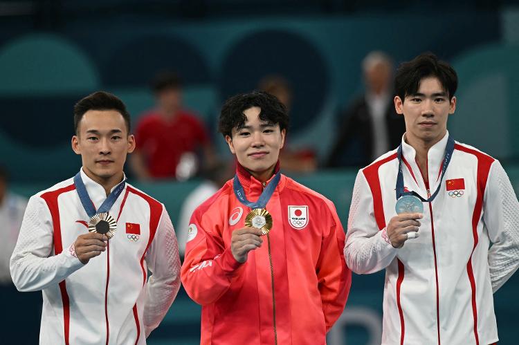 Olimpíadas 2024: japonês Shinnosuke Oka levou ouro no individual geral da ginástica, chineses Zhang Boheng e Xiao Ruoteng completaram o pódio