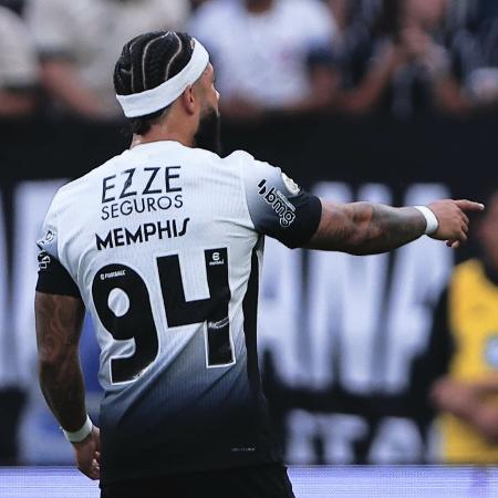 Memphis Depay em ação durante sua estreia com a camisa do Corinthians; atacante saiu do banco contra o Atlético-GO, em duelo do Campeonato Brasileiro - Ettore Chiereguini/AGIF