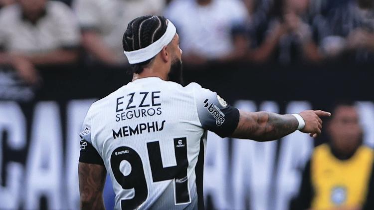 Memphis Depay em ação durante sua estreia com a camisa do Corinthians; atacante saiu do banco contra o Atlético-GO, em duelo do Campeonato Brasileiro