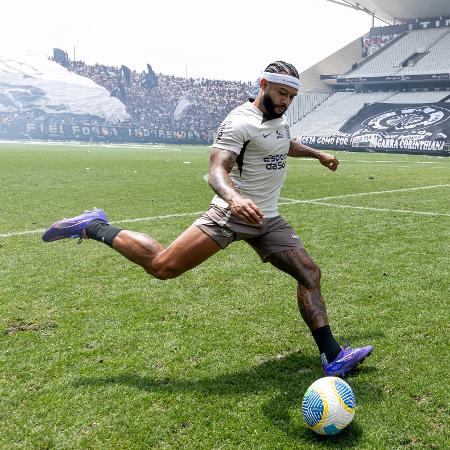 Memphis Depay durante treino aberto do Corinthians na Neo Química Arena