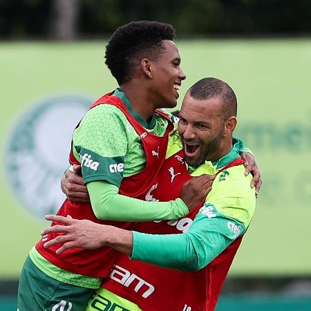 Estêvão e Weverton comemoram gol em treino recreativo do Palmeiras nesta sexta-feira (4) - Cesar Greco/Palmeiras