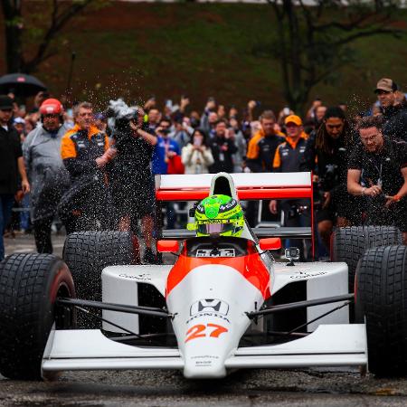 Lewis Hamilton faz comemoração de Ayrton Senna com a bandeira do Brasil em Interlagos