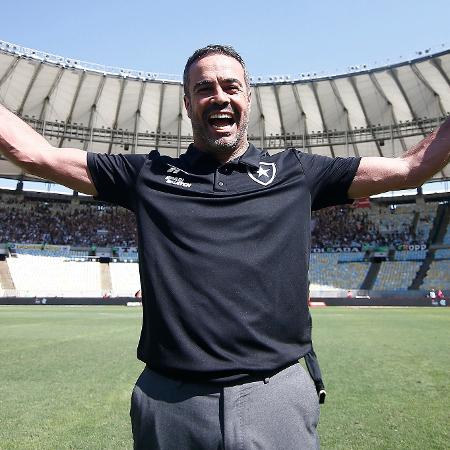 Artur Jorge, técnico do Botafogo, celebra vitória sobre o Flamengo, no Maracanã