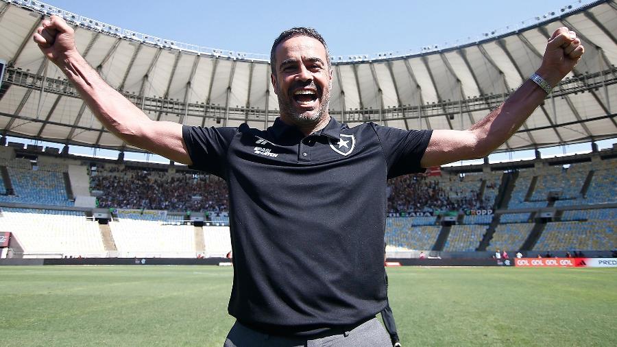 Artur Jorge, técnico do Botafogo, celebra vitória sobre o Flamengo, no Maracanã