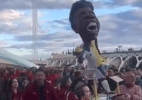 Torcedores debocham de Vini Júnior cantando em torno de polêmico boneco