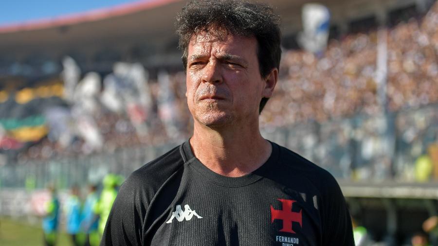 O técnico Fernando Diniz, do Vasco, antes da partida contra o Vitória pela 27ª rodada do Brasileirão