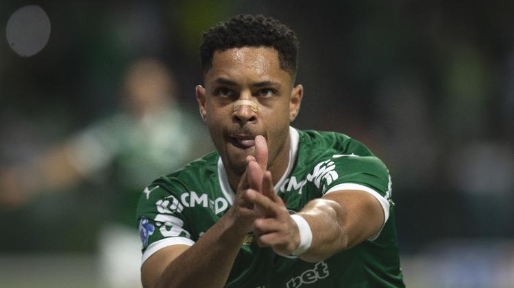 Vitor Roque saiu, voltou, sofreu e brilhou entre convocações à seleção