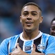 Carlos Vinicius marca de novo, Gr&ecirc;mio vence e avan&ccedil;a &agrave; semifinal do Ga&uacute;cho
