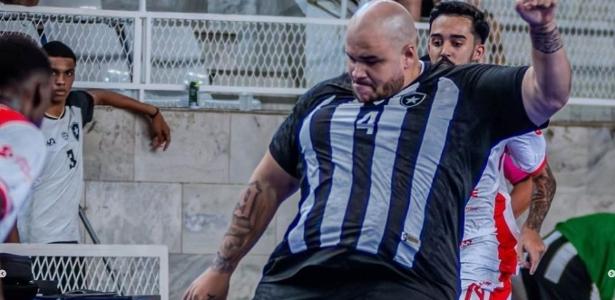 Brenão, o pivô que pesou 251 kg e renasceu no futsal do Botafogo, é artilheiro no Carioca
