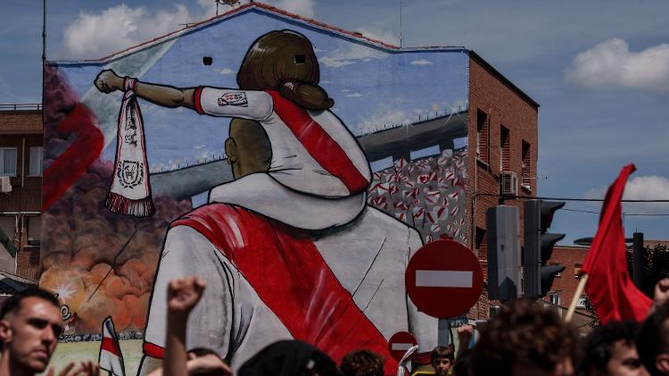 Pintura com representação de torcedores do Rayo Vallecano durante protesto no bairro de Vallecas, em Madri