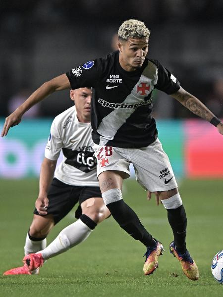 Adson em ação durante Vasco x Olimpia pela Sul-Americana