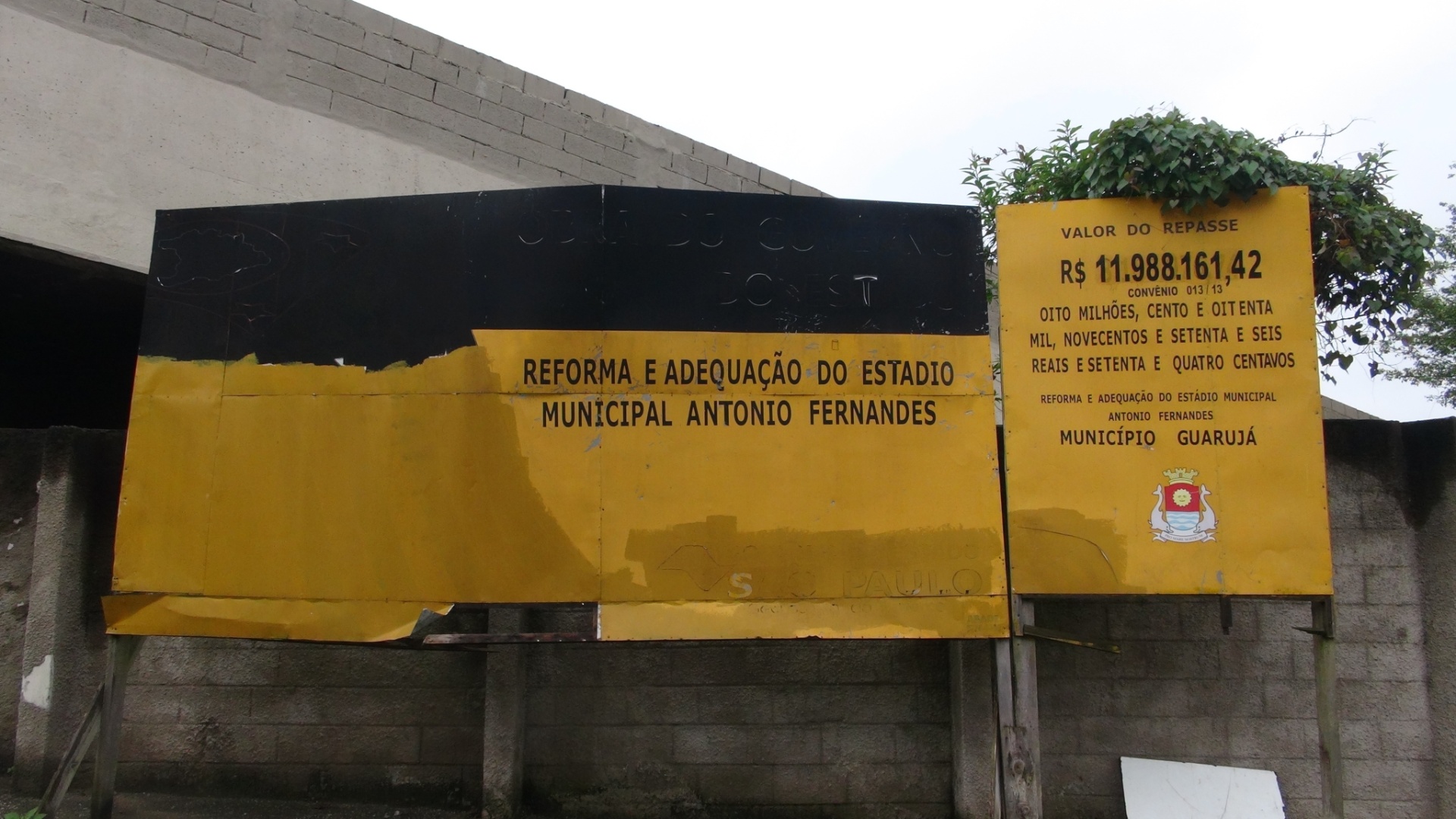 Até as placas (do governo estadual) da obra que deveria ter ficado pronta há mais de um ano já estão deteriorando - Samir Carvalho/UOL