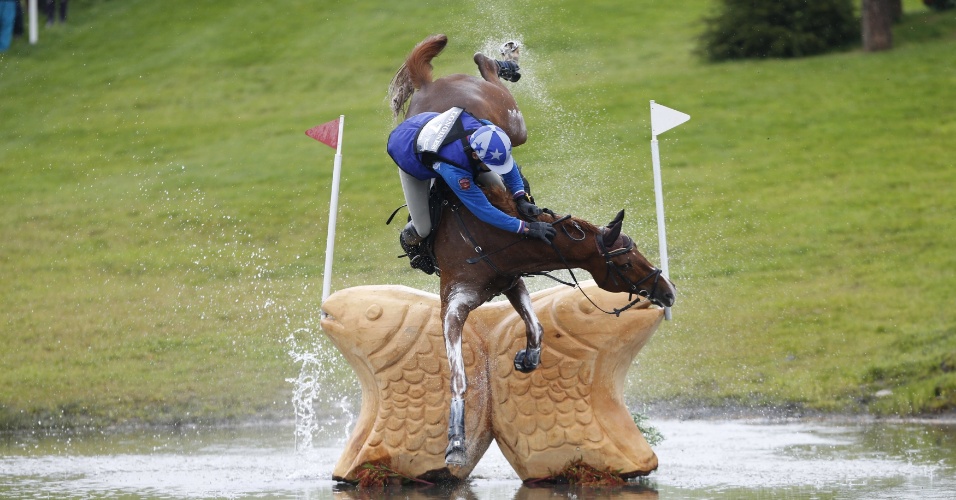 02.dez - Russo Mikhail Nastenko, montado no cavalo Reistag, esbarra em obstáculo e cai, em evento na Escócia
