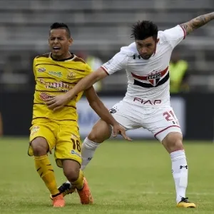 Mena tenta roubar a bola de Carlos Sosa em partida pela Libertadores da América - AFP PHOTO/JUAN BARRETO