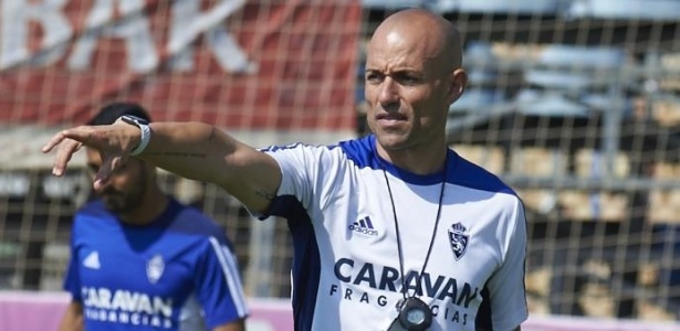 César Láinez, técnico do Zaragoza, em ação em treino do clube - Divulgação/Zaragoza