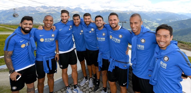 Gabigol posa com companheiros de Inter de Milão durante a pré-temporada - Divulgação/Inter de Milão