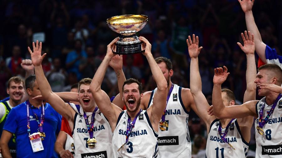 Goran Dragic ergue a taça do Eurobasket após vitória sobre a Sérvia - Ozan Kose/AFP