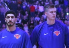 Contra problemas sociais, jogadores dos Knicks cruzam braços durante hino