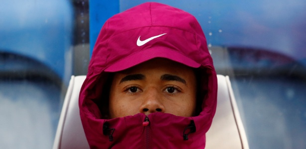 Gabriel Jesus no banco de reservas durante jogo do Manchester City - Phil Noble/Reuters