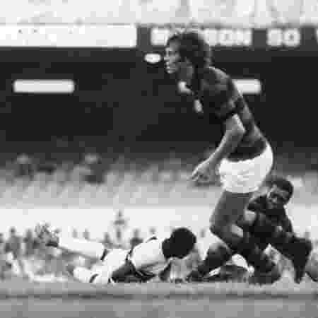 Doval com a camisa do Flamengo em duelo contra o Santa Cruz em 1970 - ARQUIVO/ESTADÃO CONTEÚDO/AE - ARQUIVO/ESTADÃO CONTEÚDO/AE