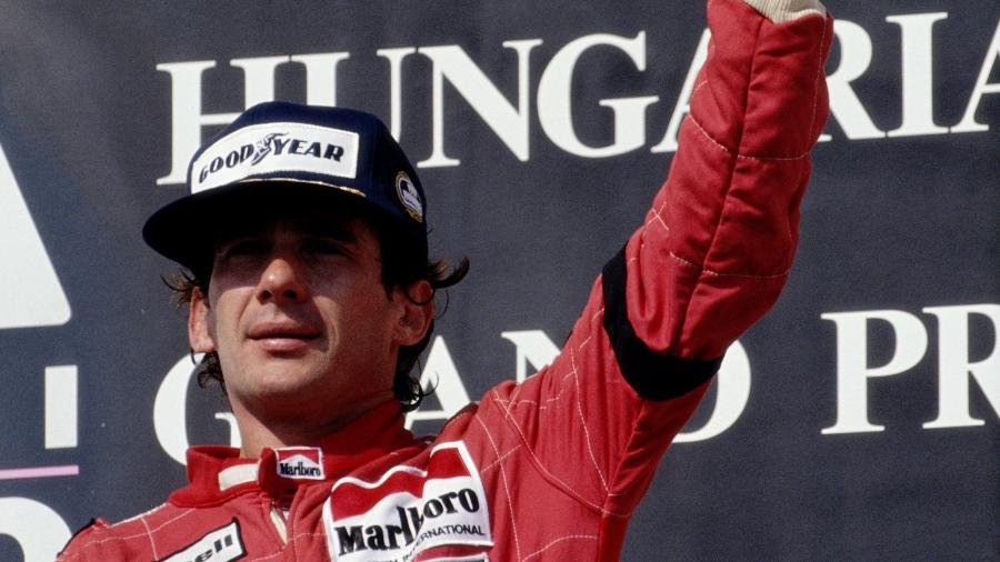 Ayrton Senna ergue troféu após vitória na Fórmula 1 - Pascal Rondeau/Getty Images
