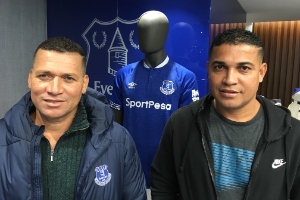 Pai de Richarlison, Antonio (à esquerda), e o tio, Elton - Caio Carrieri/Colaboração para o UOL - Caio Carrieri/Colaboração para o UOL