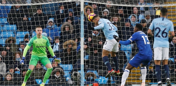 Gabriel Jesus supera marcação de Mina para marcar gol para o City contra o Everton - ANDREW YATES/REUTERS